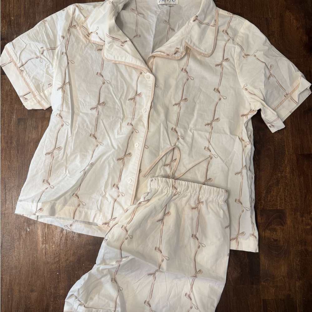 Women’s pajamas Set in Cream with Bow Pattern